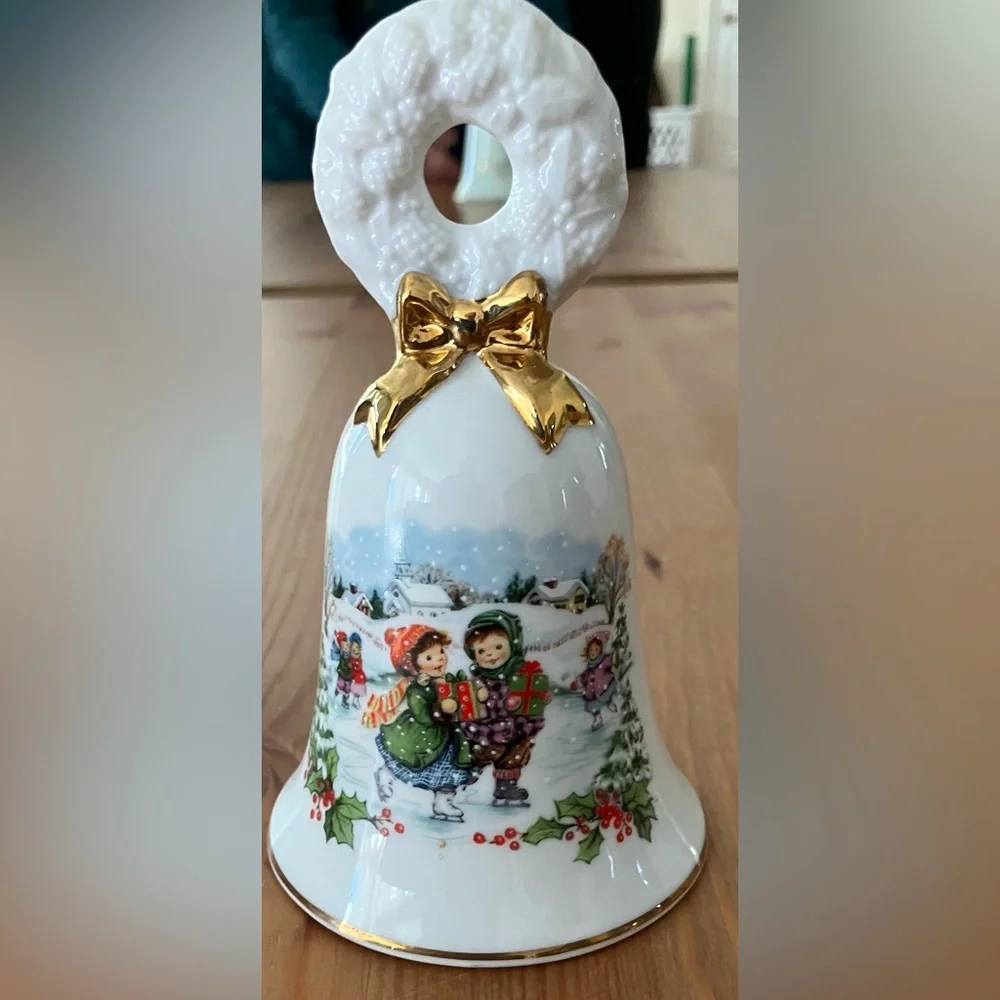 EUC Vintage Avon Christmas Bell 1986 with Gold Bow and Festive Scene